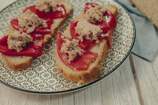 Toast de thon aux poivrons grillés une tapa espagnole typique