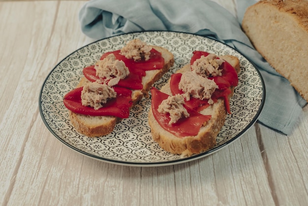 Toast de thon aux poivrons grillés une tapa espagnole typique