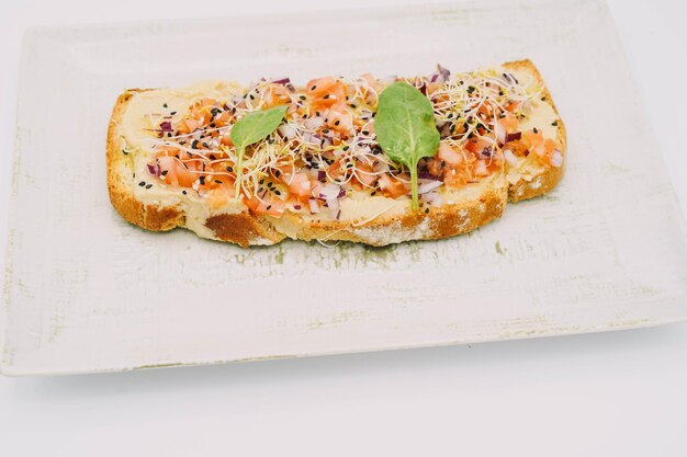 Toast tomate oignon basilic et épices