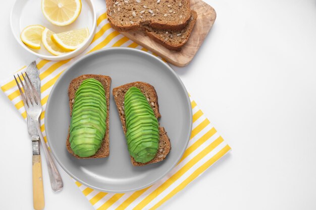 Toast avec des tranches d'avocat