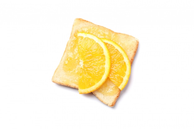 Toast avec des tranches d'orange et de la confiture isolé sur fond blanc