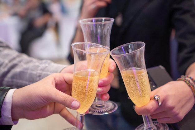 Toast avec verres de champagne