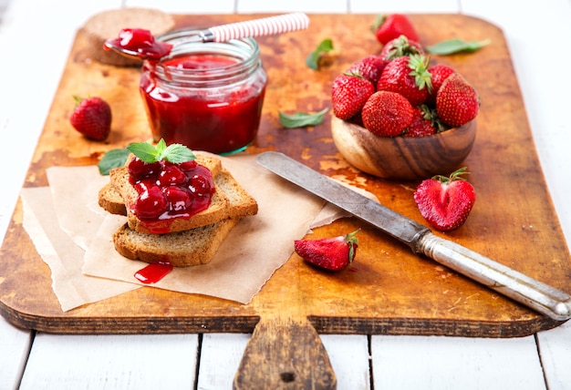 Toast with Jamberry Strawberry Jam.Sandwiches aux baies