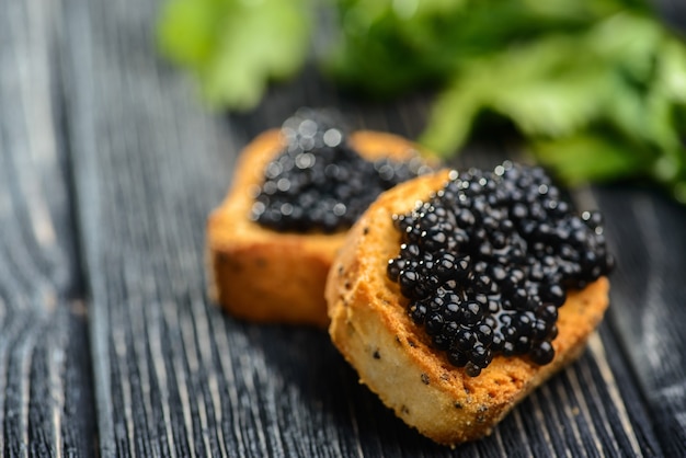 Toasts au caviar noir