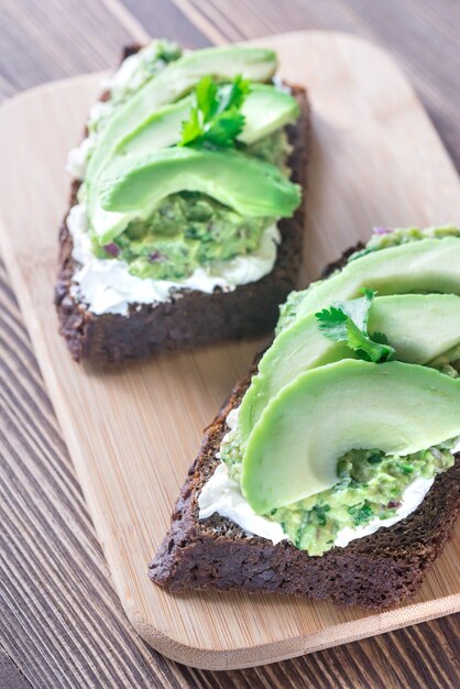 Toasts au fromage à la crème et au guacamole