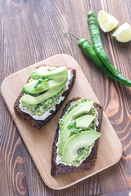 Toasts au fromage à la crème et au guacamole