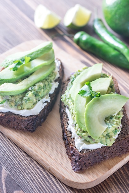 Toasts au fromage à la crème et au guacamole