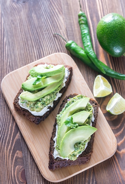 Toasts au fromage à la crème et au guacamole