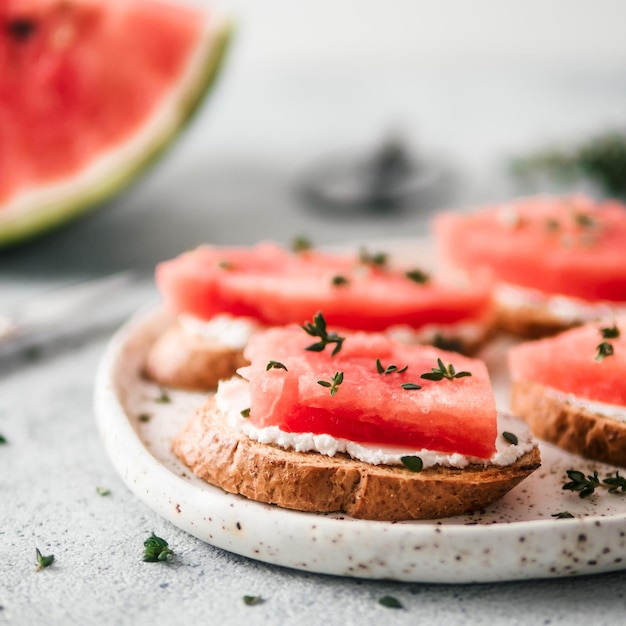 Toasts au fromage à pâte molle pastèque et thym