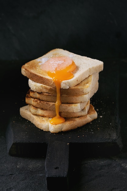 Toasts au jaune sur noir