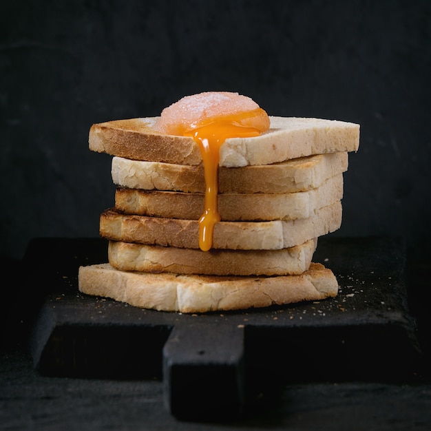 Toasts au jaune sur noir