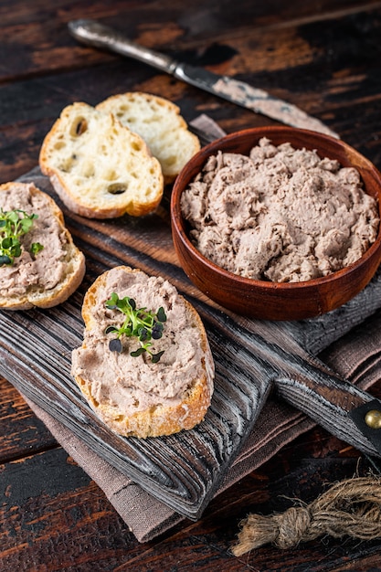 Toasts au pâté de canard Rillettes de Canard sur planche de bois