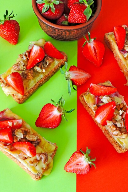 Toasts aux fraises.