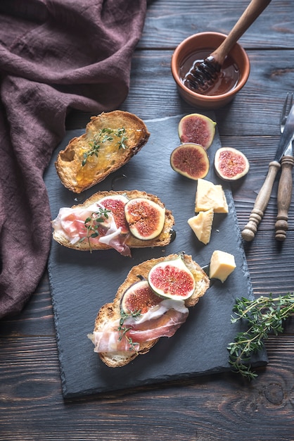 Toasts aux lardons et figues