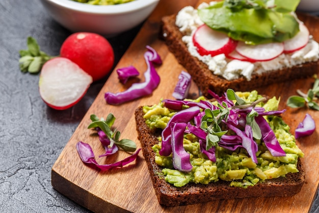 Toasts à l'avocat et aux légumes