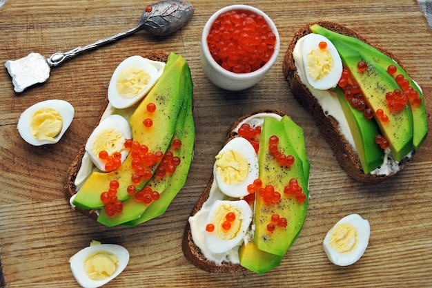 Toasts à l'avocat et caviar rouge.