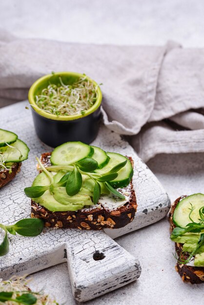 Toasts à l'avocat et microgreen