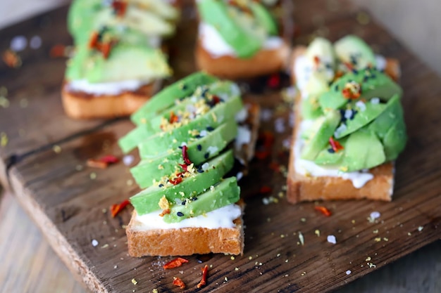 toasts à l'avocat sur une planche de bois