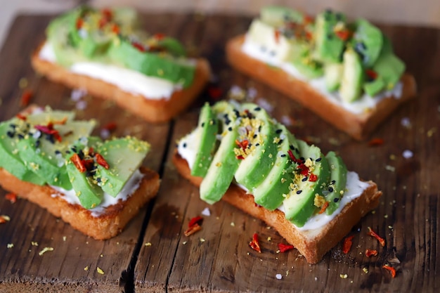 toasts à l'avocat sur une planche de bois