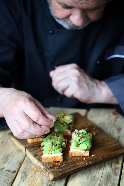 toasts à l'avocat sur une planche de bois