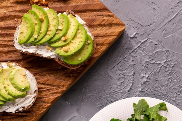 Toasts à l'avocat pour le petit-déjeuner ou le déjeuner avec des graines de citrouille au pain de seigle Nourriture végétarienne