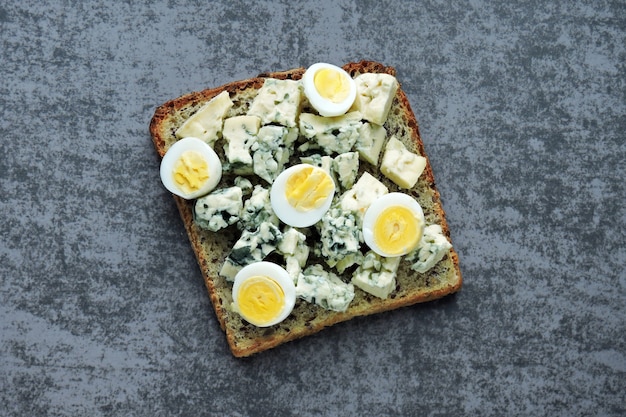 Toasts céto avec fromage bleu et œuf