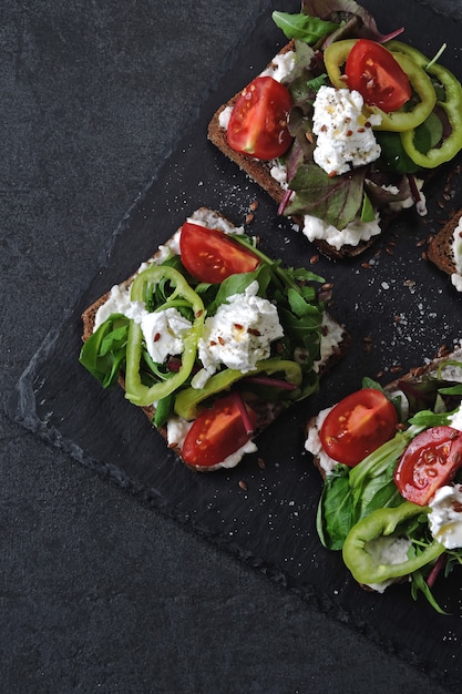 Toasts de céto sains avec salade et fromage blanc.