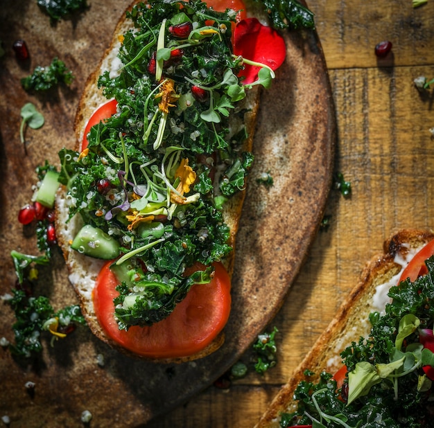 Toasts de chou frisé bio faits maison pour le déjeuner