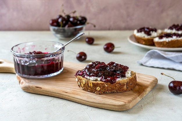 Toasts complets à la ricotta et confiture de cerises douces maison