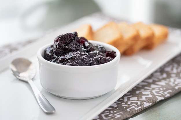 Photo toasts à la confiture de canneberges et une tasse de café sur blanc