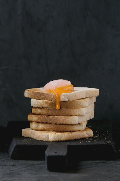 Toasts avec du jaune sur noir