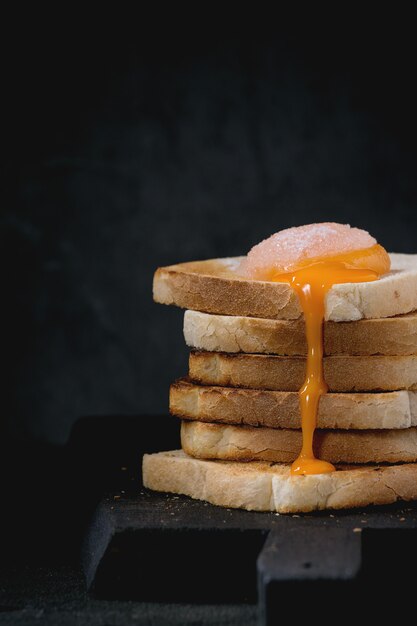 Toasts avec du jaune sur noir