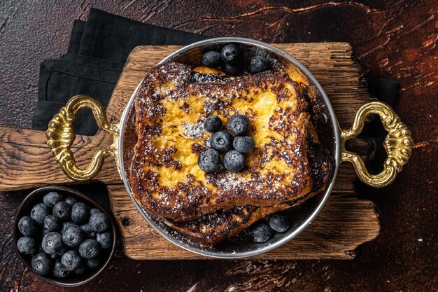 Toasts français au sirop d'érable et Blueberry Fond foncé Vue de dessus