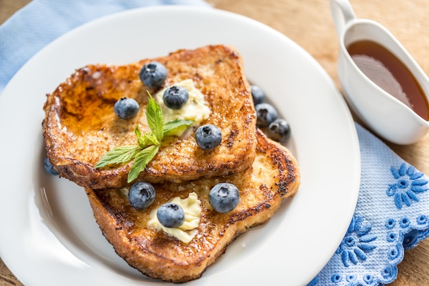 Toasts français aux bleuets frais et sirop d'érable