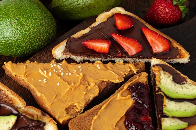 Toasts français avec beurre d'arachide et morceaux de fruits