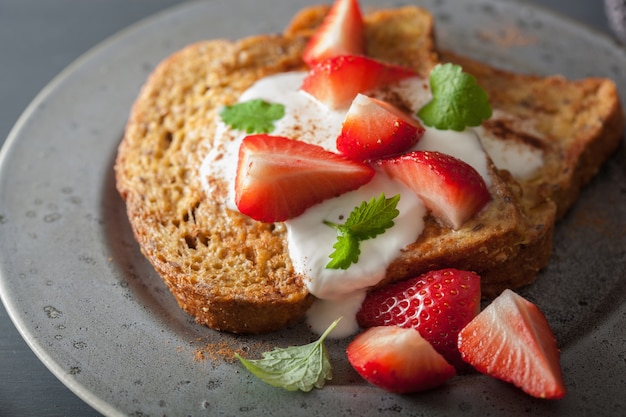 Toasts français avec du yaourt et des fraises pour le petit déjeuner