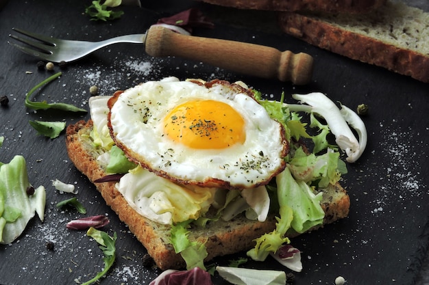 Toasts frits avec oeuf et salade