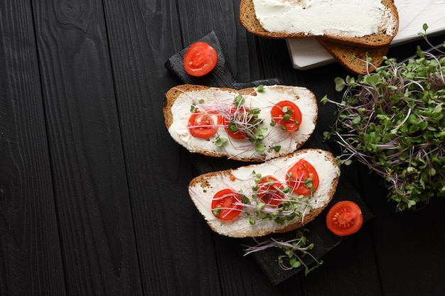 Toasts avec microgreens sur la table Nourriture saine végétalienne et concept de régime