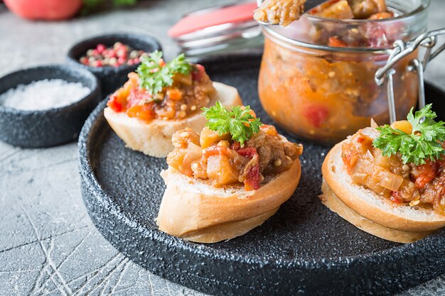 Toasts de pain au caviar d'aubergines.