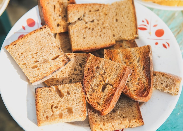 Toasts de pain grillé sur l'assiette.