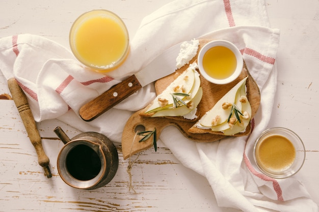 Toasts avec poire, fromage de chèvre et noix, miel, romarin