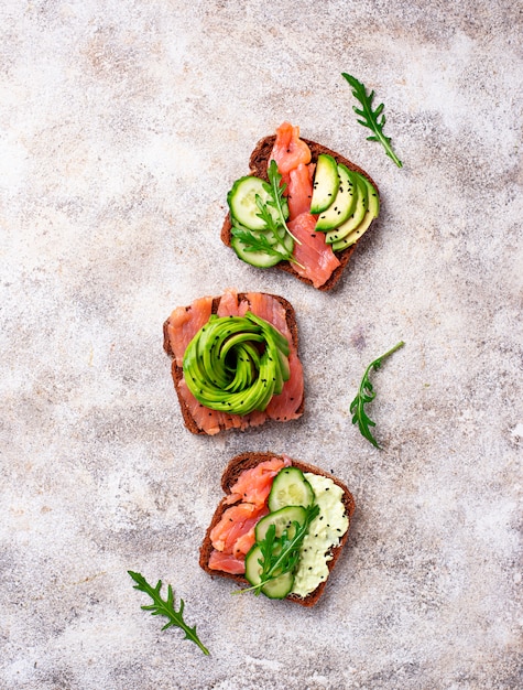 Toasts sains au saumon et avocat rose