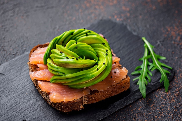 Toasts sains au saumon et avocat rose