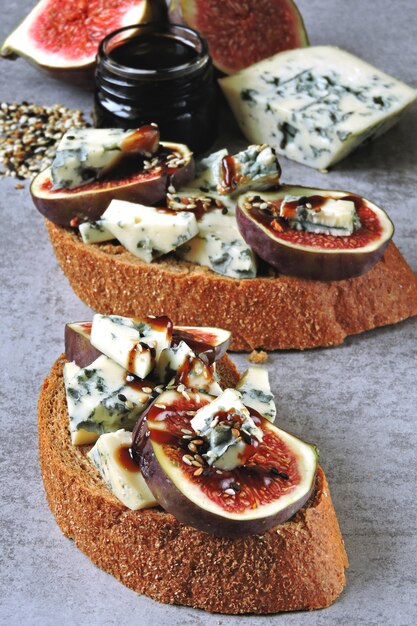 Toasts sains aux figues et au fromage bleu.