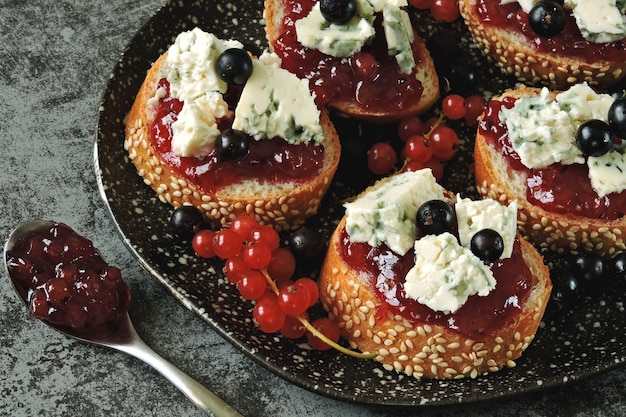 Toasts sains avec confiture de cassis et fromage bleu