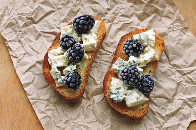 Toasts sains avec du fromage bleu et des mûres. Régime céto. Collation Keto.