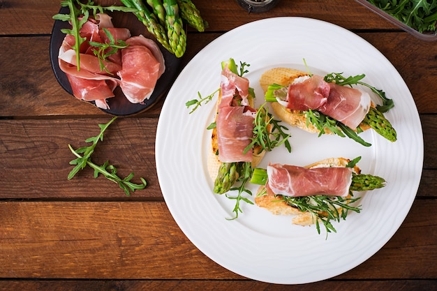 Photo toasts (sandwich) aux asperges, à la roquette et au prosciutto