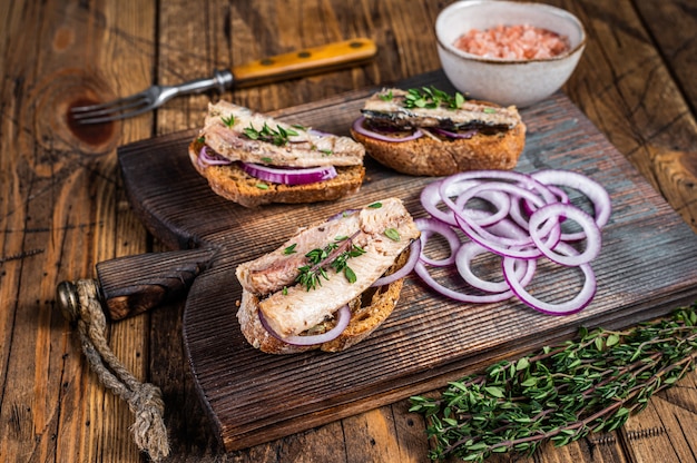 Toasts avec sardine, fromage à la crème et oignon