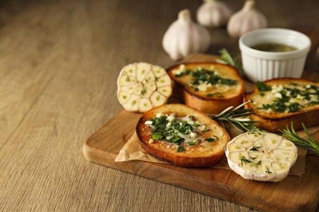 Toasts savoureux avec apéritif de produits maison à l'ail