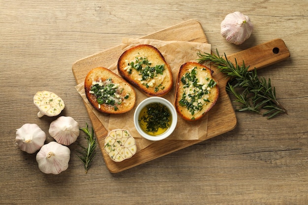 Toasts savoureux avec apéritif de produits maison à l'ail